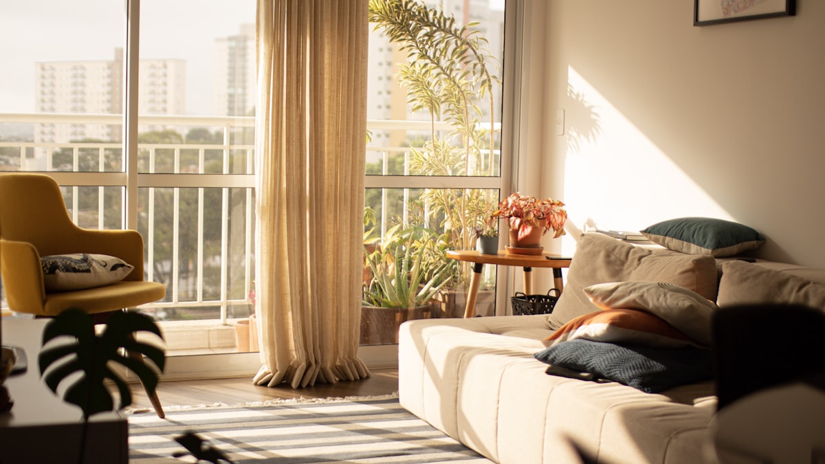 Séjour lumineux d'un T2 avec balcon, format le plus recherché en location
