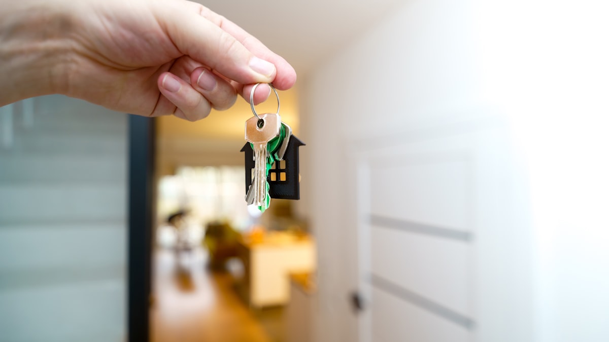 Un bailleur en autogestion remet les clés de son logement à son locataire