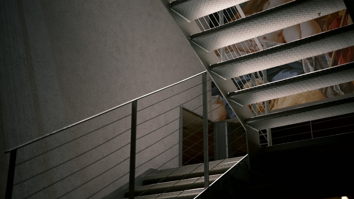 Escalier intérieur, illustrant le partage des réparations locatives entre bailleur et locataire